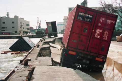 神戸市中央区地内。 神戸ポートアイランドで液状化現象により、傾いた駐車車両。