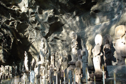 ja:千葉県にある鋸山の写真。千五百羅漢 写真撮影：Fluffy_nns 撮影年月日：ja:2004年ja:11月21日 著作権：放棄します