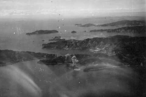 音戸の瀬戸西方 (現在の呉市音戸町坪井) で爆撃を受ける戦艦「伊勢」
