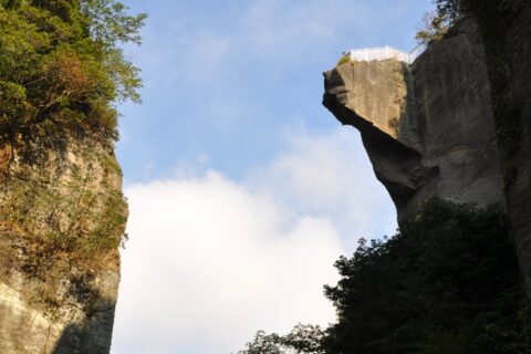 ​千葉県鋸山、地獄覗きを谷側から見上げる
