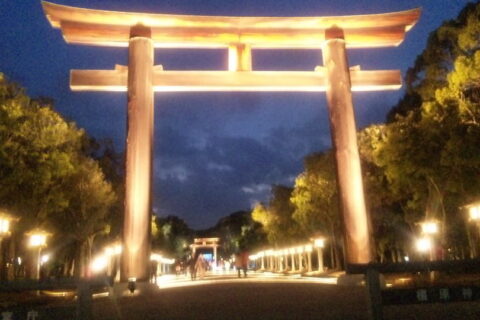 夜の橿原神宮神武天皇祭。ライトアップされた大鳥居。