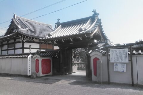 志度寺塔頭、微雲窟自性院常楽寺、門前。