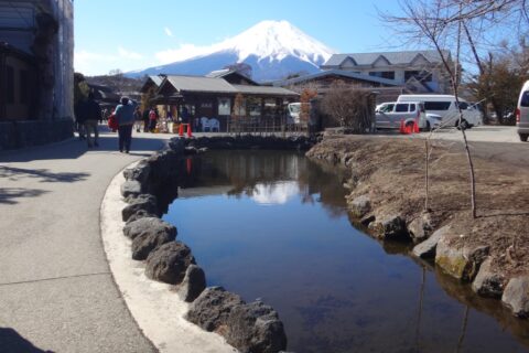 忍野八海の鏡池（山梨県南都留郡忍野村）