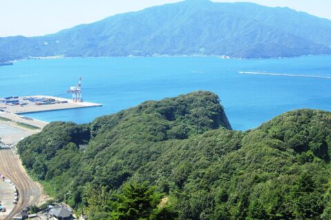 天筒山展望台から見た金ヶ崎城跡（福井県敦賀市）
