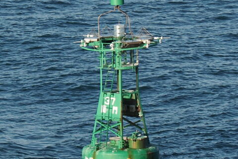 ​関門航路第37号灯浮標。船舶接触時に加害船にペイントを噴射するマーキング装置のノズルが灯器周囲に放射状に取り付けられている。
