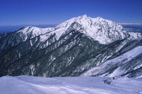 爺ヶ岳から望む鹿島槍ヶ岳、手前の稜線に冷池山荘、左側に延びる稜線は牛首尾根