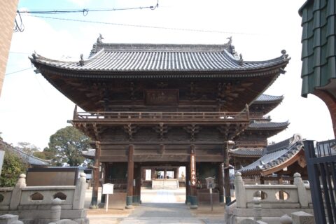 Saidaiji Temple festival town: the Niomon(the temple's gate), built in 1740.