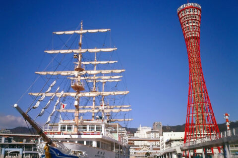 Kobe_port_tower_and_Nihonmaru_replica *練習用帆船日本丸の観光用・クルーズ用レプリカ船と神戸ポートタワー 神戸メリケンパーク中突堤にて。 撮影者-Tomomarusan 2005.12.13