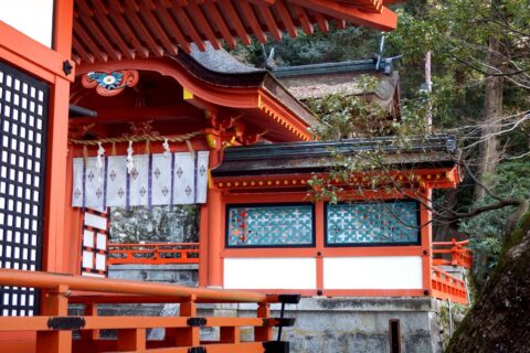 厳魂神社の向唐門と本殿