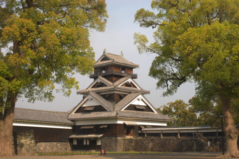 天守下の広場から宇土櫓。宇土櫓は熊本城で唯一江戸時代から残る多層建築物。元々は小西行長の宇土城の天守を移築したものとのこと。 [MAP by ALPSLAB]