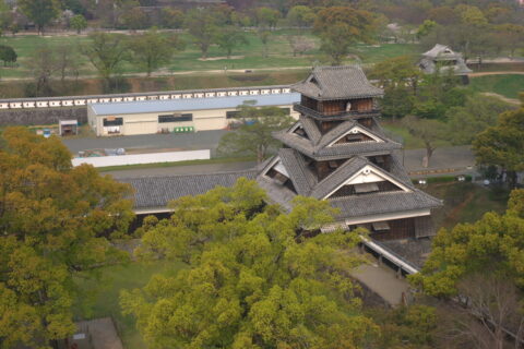 天守閣の最上層から宇土櫓を見下ろす。宇土櫓は木製の建物で痛みも進んでいるため、土足厳禁。 [MAP by ALPSLAB]