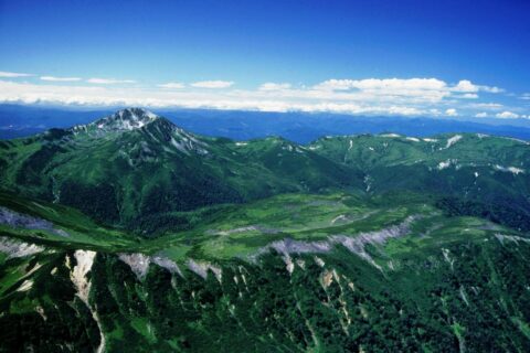 水晶岳から望む黒部五郎岳と雲ノ平