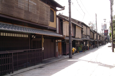 A street in Gion, Kyoto, Japan. 京都・祇園の通り