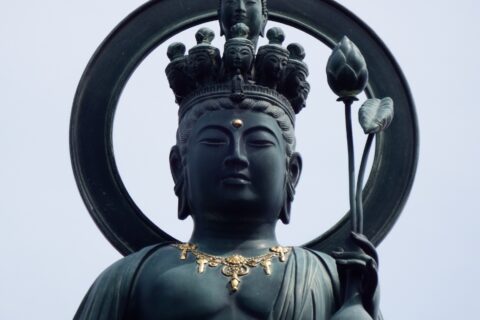 ​経ケ森の頂上に立つ十一面観音