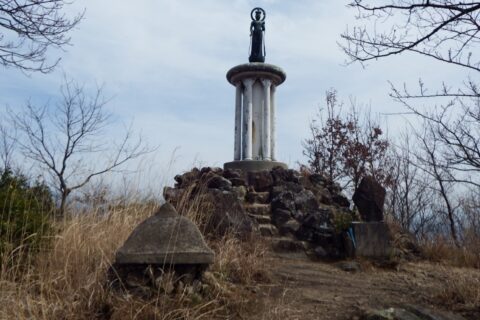 経ケ森の頂上には十一面観音と太山寺発祥の石碑が立つ。