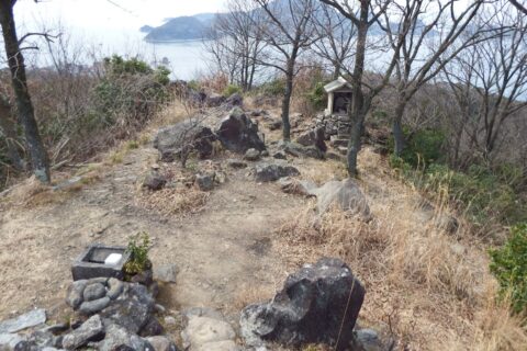 ​経ケ森の山頂には不動明王の祠がある