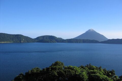 池田湖畔から望む開聞岳（鹿児島県指宿市）