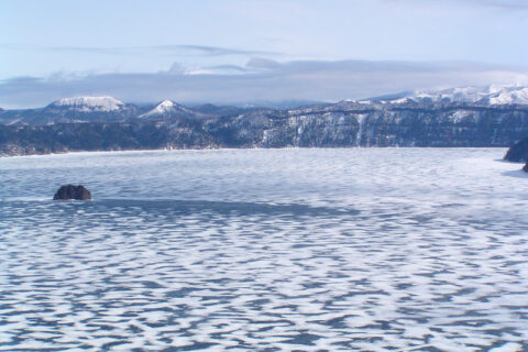 北海道弟子屈町の摩周湖 氷が一部融けている湖 Lake Mashu in deshikaga-town, Hokkaidō, Japan with some of the ice melt.