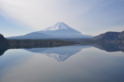 富士山を本栖湖から望む。逆さ富士と呼ばれる構図である。