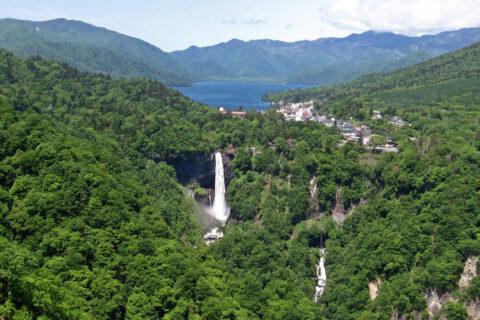 中禅寺湖と華厳滝 (栃木県日光市)