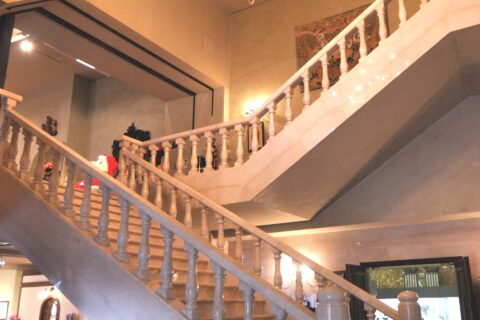群馬県吾妻郡高山村のテーマパークである、大理石村ロックハート城内に移築・復元されたロックハート城内部のシャンデリアと階段を写した写真。かつてはMilton Lockhart Houseと呼ばれた城で、1829年にスコットランドで建設され、1987年に解体、1993年に大理石村ロックハート城の敷地内で復元され、「ロックハート城」となる。 撮影日 2009年12月26日 住所 群馬県吾妻郡高山村5583-1 Web 甦るヨーロッパの古城 大