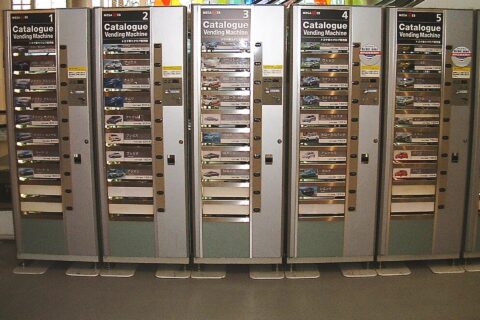 MEGAWEBに設置されているカタログ販売機。本人撮影。