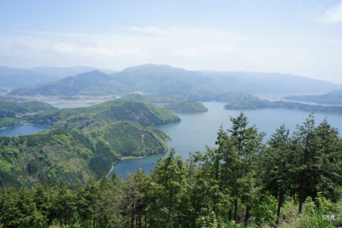 [福井県] 三方五湖をレインボーラインから眺める。天気も快晴に。この道は素晴らしいですね。左右に広がる海と景色、ビューポイントもたくさんあって、駐車場も整備されていて、見る場所ごとに景色が変わります。