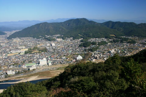 金華山から望む岐阜市最高峰の百々ヶ峰、眼下には長良川、右奥の遠景は御嶽山