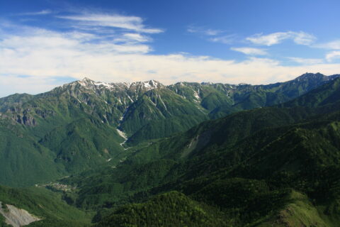 焼岳から望む笠ヶ岳と槍ヶ岳