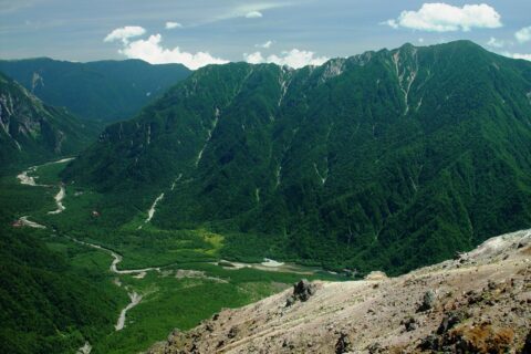 焼岳から望む霞沢岳と上高地