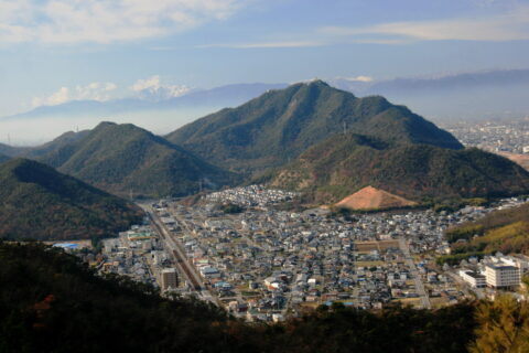 ​尾崎三峰山から望む金華山