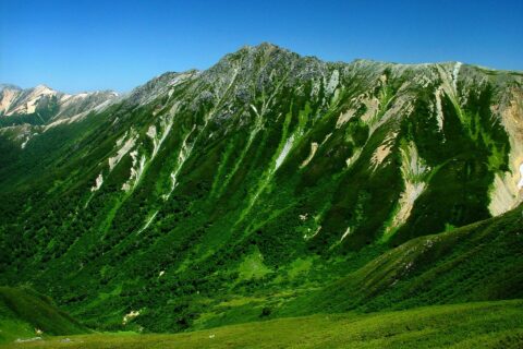 水晶岳を南南西から見る。祖父岳の山頂から撮影。