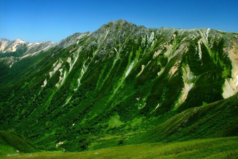 水晶岳を南南西から見る。祖父岳の山頂から撮影。