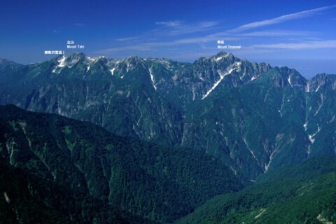 五竜岳から望む立山連峰（左から立山、真砂岳、別山、剱岳）、立山の東面の御前沢雪渓には氷河が現存する。