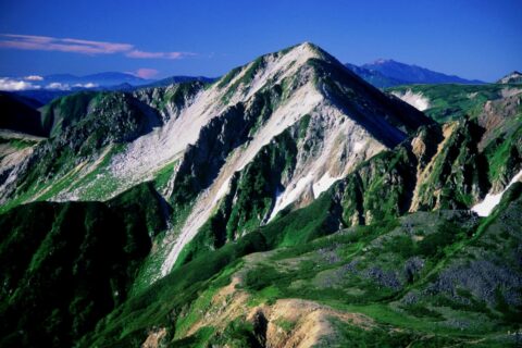 水晶小屋方面からの望む鷲羽岳