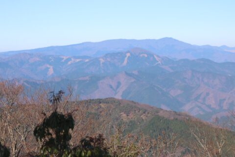 兵庫県の千町ヶ峰から見た氷ノ山（右奥）