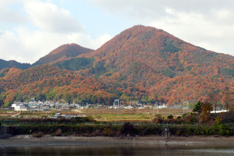 奈良県と大阪府に跨る二上山を東から望む。