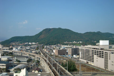 ja:コラッセふくしまより見るja:信夫山（ja:福島市）