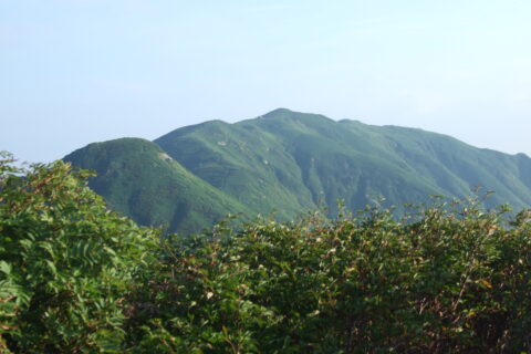 飯豊山地の北に位置する朳差岳（えぶりさしだけ）