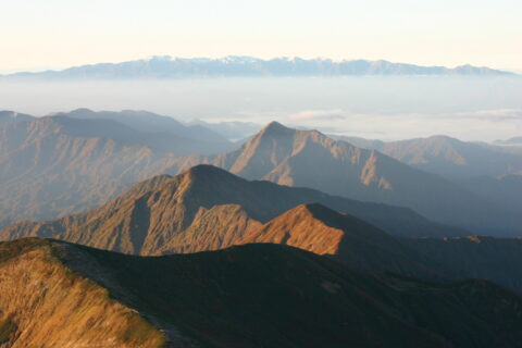 大朝日岳から南南西をの望む。中央が祝瓶山、中央左下が大玉山、最奥が飯豊山地。