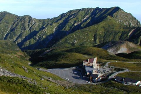 富山県立山町・室堂ターミナルとホテル立山 立山の室堂ターミナルとホテル立山。背景は大日岳。