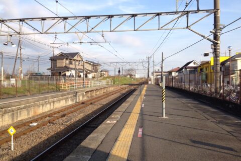 武蔵増戸駅のホームの様子です。１番線から撮影。２番線の奥に見えるのは車両留置用の線路。