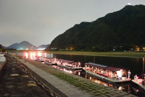 長良川鵜飼と岐阜城（長めの露光）