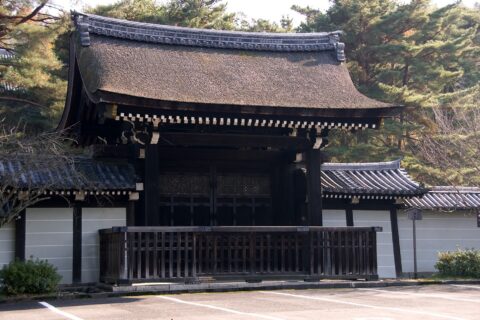 This is the chokushi-mon at Nanzen-ji. 南禅寺勅使門