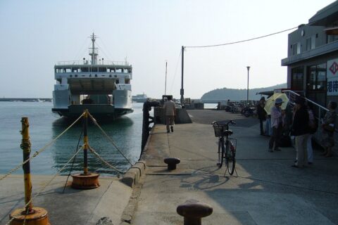 直島宮ノ浦港に入港する四国汽船「なおしま」