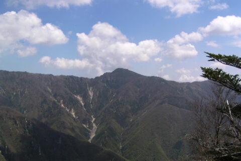 奈良県の釈迦ヶ岳を北北西から見る。七面山のアケボノ平より撮影。