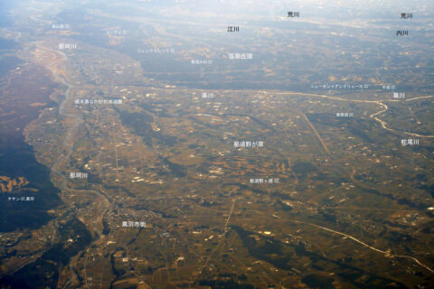 2007年2月4日撮影。ja:那珂川、ja:箒川、ja:蛇尾川とja:那須野が原ja:扇状地扇端部。撮影者投稿。 解説無し画像はこちら
