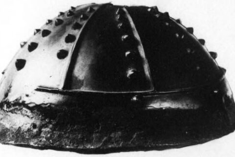 石上神宮所蔵・黒塗練革星兜鉢の左側面。鎌倉時代の作。