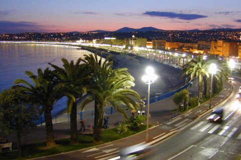 A view along the Quai des États-Unis and the Promenade des Anglais in Nice at night. Picture taken from the hotel Suisse.