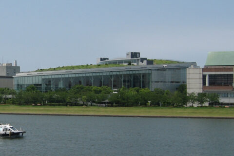 新潟県新潟市中央区。昭和大橋から見た、白山公園の劇場郡